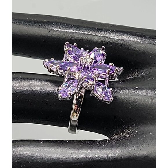Purple Rhinestone Flower Ring Silver Tone Metal Size 6 Prong Set Beautiful - Picture 1 of 15